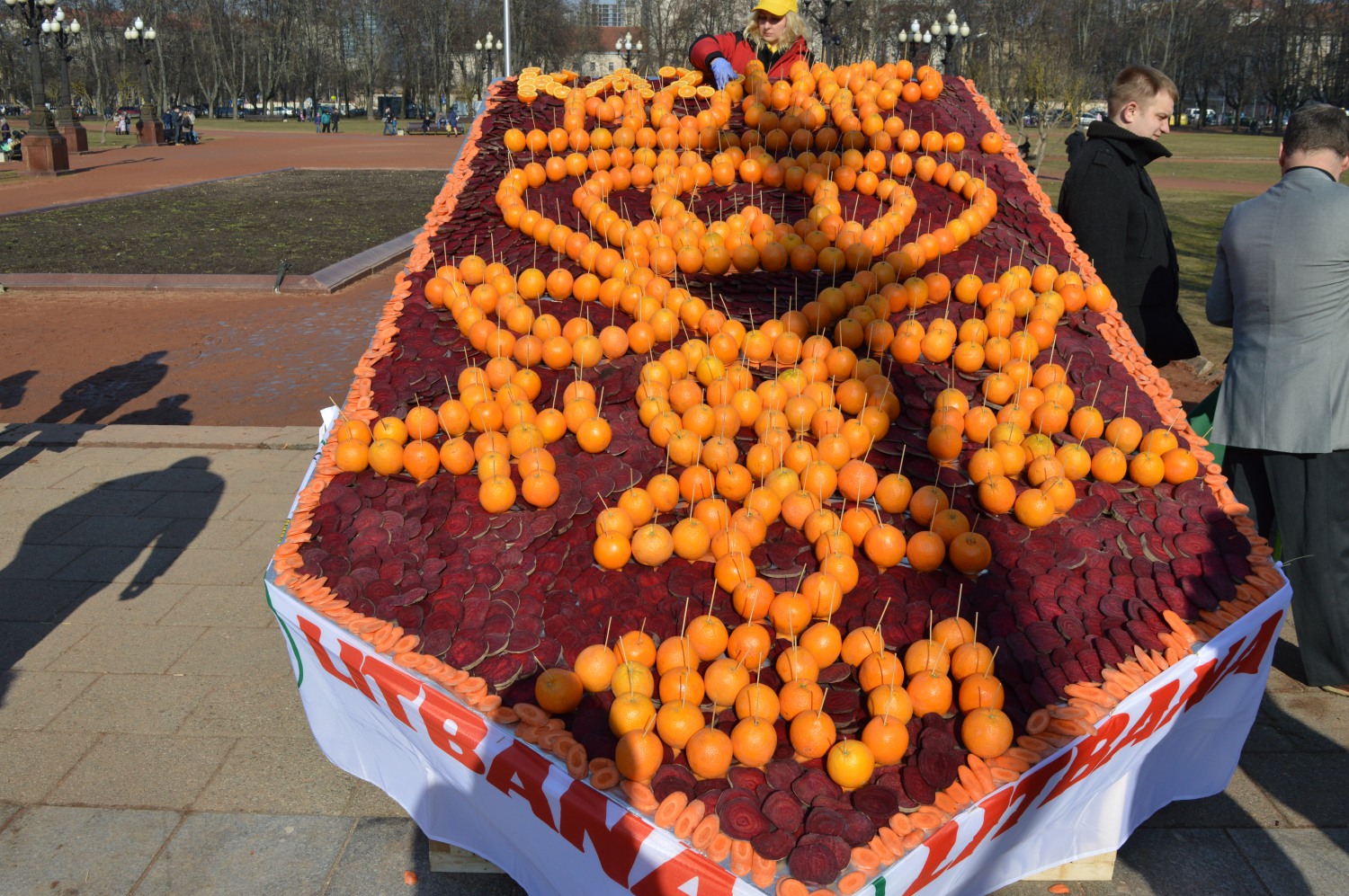 Apelsinų skulptūra Litbanos gamintojai
