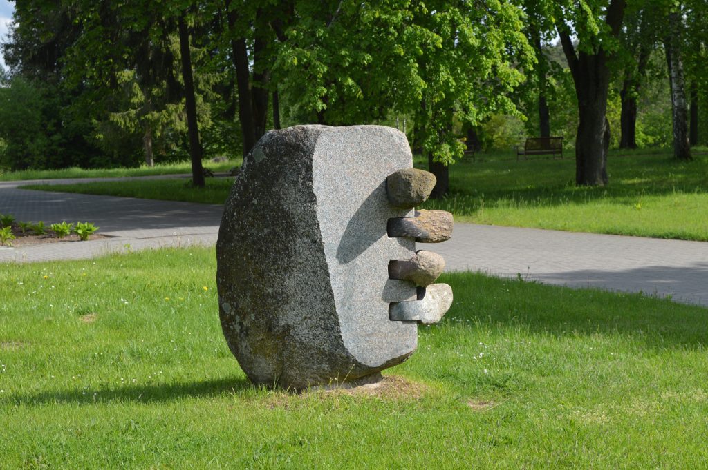 Akmens skulptūra Briauna
