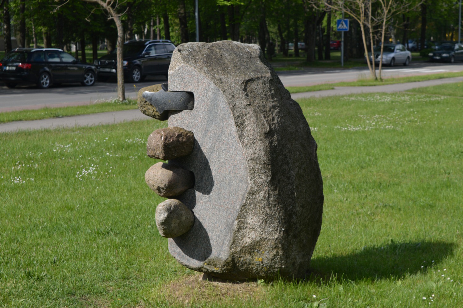 Akmens skulptūra Briauna