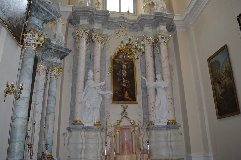 altorius iš dešinės su apaštalais