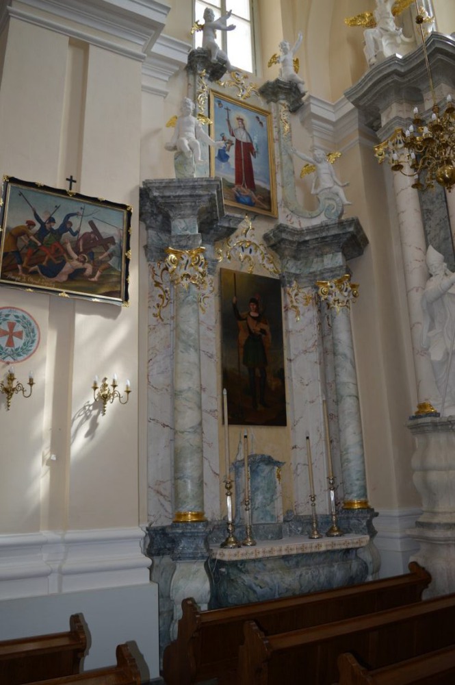 bažnyčios altorius iš dešinės