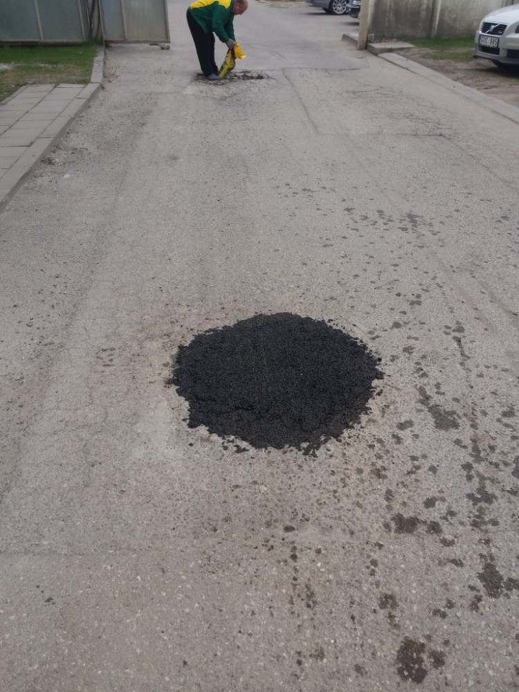 šlapias asfaltas duobėje